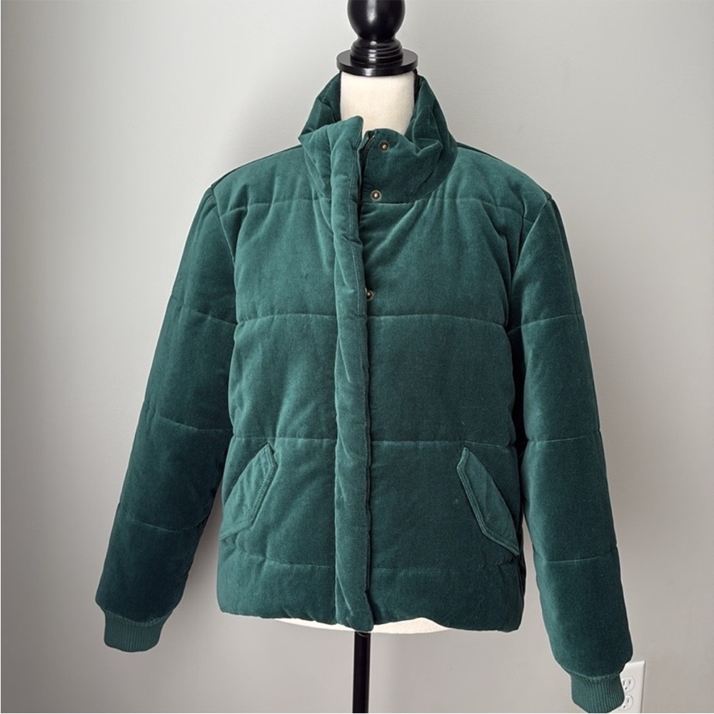 THE GREAT quilted velvet puffer in Emerald Size US M